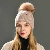 Chapeau d'hiver en tricot rayé doux et épais en gros, bonnet de luxe pour femmes avec pompon en fourrure véritable amovible et logo personnalisé