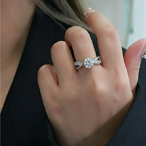 Anillo de compromiso nupcial para mujer de oro blanco de 18K con diamante natural redondo central, semimontura en blanco, pavé cruzado, venta al por mayor, pedido a granel - Product Image 2