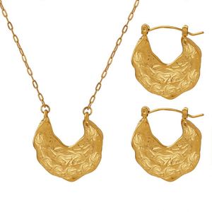 Parure de bijoux classique plaquée or 18 carats en acier inoxydable, motif martelé personnalisé, collier, boucles d'oreilles et fermoir, idéale pour les fêtes et les cadeaux - Product Image 1