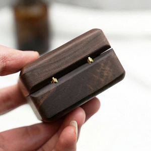 Boîte à bagues en bois de noyer personnalisée avec double fente, support carré pour bagues, idéale pour mariages et propositions de mariage - Product Image 5