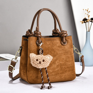 Bolso de mano para mujer, color marrón liso, con dije de oso, cierre de cremallera, asa superior, bandolera, para uso diario, viajes, moda, regalo - Product Image 4