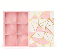Boîte cadeau haut de gamme rose et blanche à 6 compartiments avec gaufrage géométrique et estampage doré pour chocolats