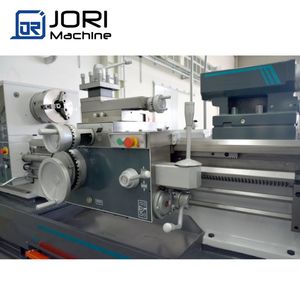 Torno manual de alta precisión CW6280 Torno de cabeza de engranaje Distancia de 2000mm entre centros para metal - Product Image 2