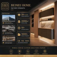 Buffet personnalisé de luxe | Colonne en chêne chaud + armoire en bronze foncé | Revêtement mural en marbre veiné d'or | Éclairage LED | OEM B2B