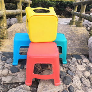Tabouret carré en plastique épais pour enfants, repose-pieds de salle de bain pour enfants de 3 ans et plus, matériau PP de couleur mixte, 25x28cm - Product Image 3