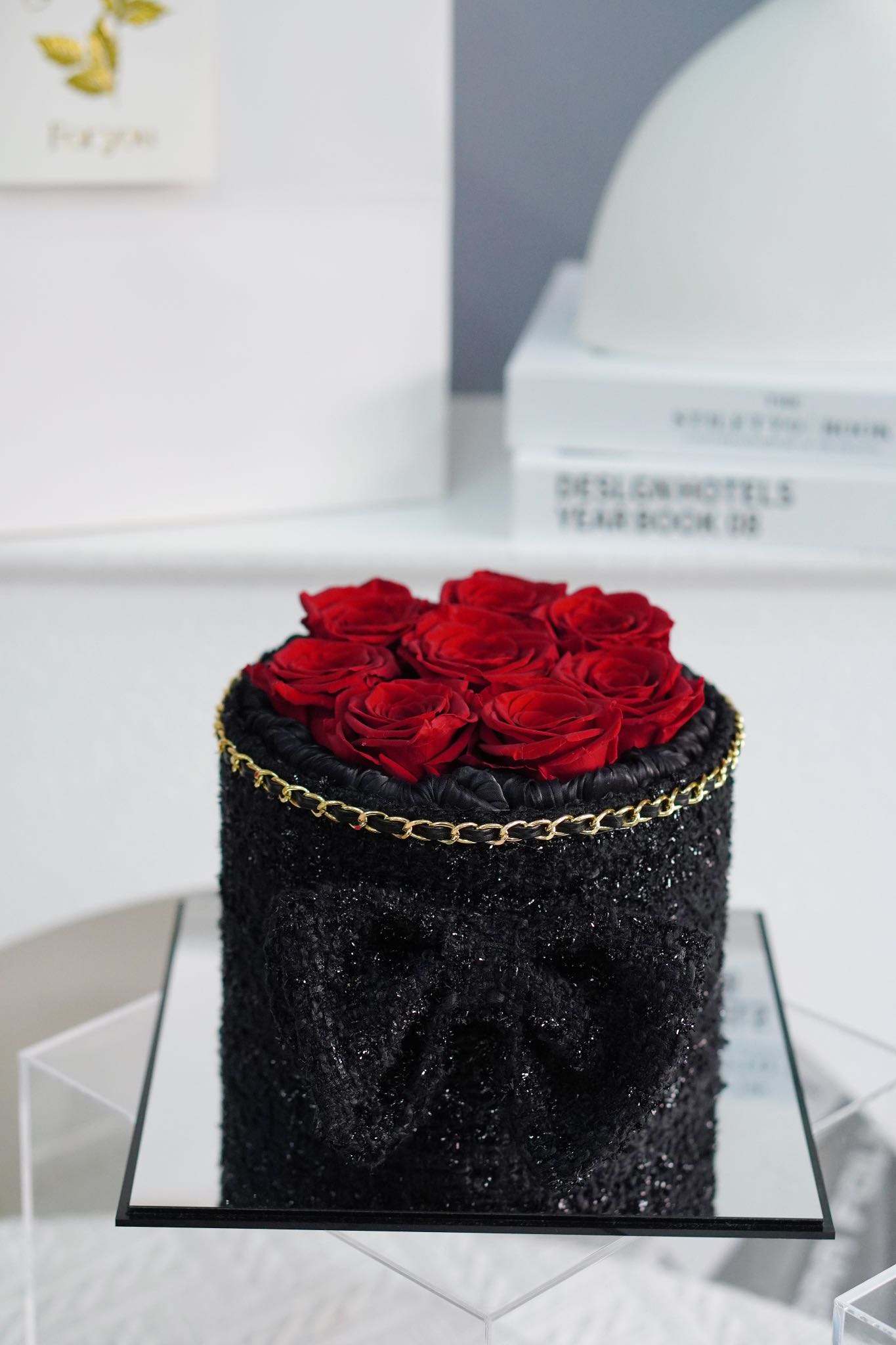 กล่องของขวัญทรงถังกอดดอกไม้นิรันดร์สีแดง