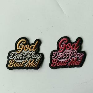Stock usine, vente en gros : Patchs thermocollants « God Don't Play Bout Me » à lettres anglaises, très demandés pour sacs et casquettes - Product Image 1