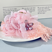 Pince à cheveux Super Féerique en Organza avec Fleurs, Faite à la Main, Perles et Long Pompon, Pince Requin de Luxe pour Mariage
