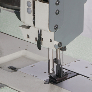 Machine à coudre industrielle à lit plat haute vitesse 4420 robuste avec pied entraîneur pour la fabrication de ceintures en cuir et de revêtements, automatique - Product Image 2