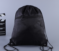 Herbruikbare zachte nylon rugzak met trekkoord en ritsvak, geschikt voor schoenen, school en sport.