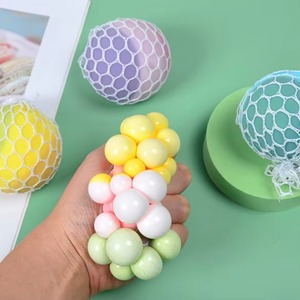 Balles anti-stress changeantes de couleur en maille colorée, balles arc-en-ciel moelleuses à presser, jouet de décompression, balles qui changent de couleur - Product Image 2