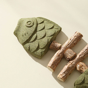 Jouet pour chat en bois en forme d'os de poisson avec herbe à chat, bâton à mâcher durable et résistant aux morsures, pour l'auto-entretenement et le jeu des chats - Product Image 4