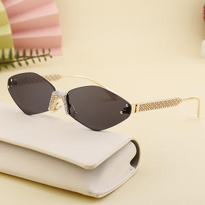 Gafas de sol sin montura con corte de diamante para mujer, con diamantes de imitación, protección UV400, lentes cuadrilaterales de PC, montura negra DG 98252 - Product Image 2