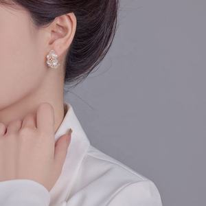 Boucles d'oreilles clous en argent tibétain, style luxe léger et élégant, plaqué or 18 carats, imitation perle, géométriques, nouvelle collection été, tendance - Product Image 4