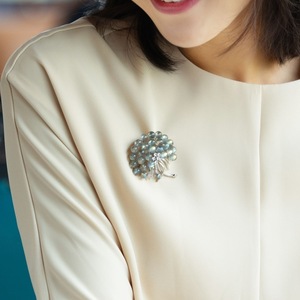 Broche originale en forme de pissenlit avec perles rondes et pierres précieuses pour femme, idéale pour les tenues de cérémonie - Product Image 3
