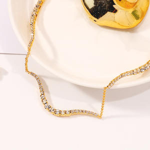 Live4u डिजाइनर लक्जरी न्यूनतम 18k सोने की प्लेटेड वेव गैंडा महिलाओं के लिए अद्वितीय ज्यामितीय क्लोन चेन हार - Product Image 4