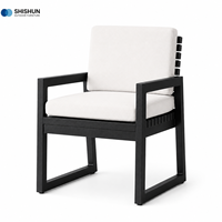 Ensemble de salle à manger d'extérieur moderne en aluminium noir thermolaqué, imperméable, avec coussins blancs, pour hôtel, complexe hôtelier, villa, patio