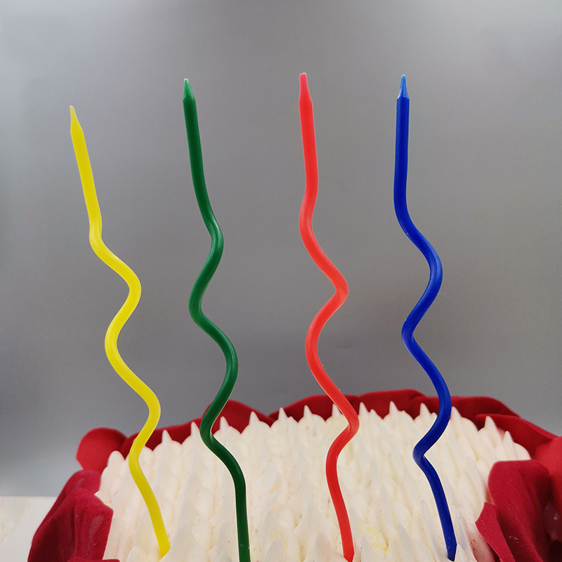 Bougies courbées de couleurs mélangées