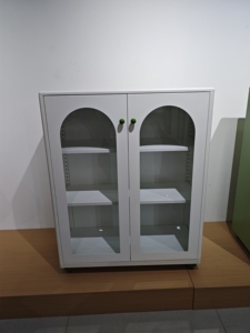 Armoires peu encombrantes avec design d'angle arrondi pour espaces étroits à côté du réfrigérateur - Product Image 1