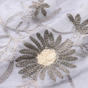 Chal de Mujer con Diseño de Flores Bordadas a Mano, Tejido en Poliéster Ligero, Transpirable y de Alta Calidad - Product Image 6