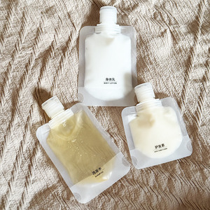 Bolsas de cosméticos para viajes y viajes de negocios con tapas abatibles, que contienen lociones, gel de ducha, champús y tónicos. - Product Image 1