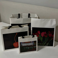 Ensemble de sacs en papier blanc imprimés sur mesure, multi-tailles, avec poignée en sangle noire pour boutique de cadeaux