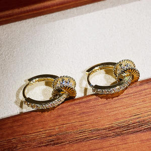 Pendientes Huggie Chapados en Oro con Cristales y Engaste de Bisel de Diamantes de Imitación para Mujer, Estilo Clásico para Uso Diario - Product Image 5