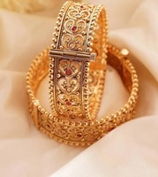 Bracelet en laiton filigrané orné, motif linéaire, accents de pierres rouges, écologique, fait main, traditionnel, pour femmes, pour mariage/fête/événement