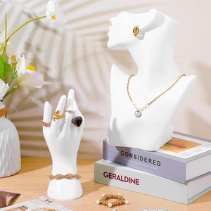 Set de Exhibición de Joyería: Maniquí de PVC Blanco con 2 Manos para Exhibir Collares, Pendientes, Pulseras y Anillos - Product Image 4