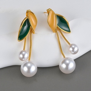 EH028 Nouvelle Mode Boucles d'oreilles créoles à clip en forme de feuille émaillée plaquées or, sans perçage, avec pampilles de perles et feuilles, Bijoux pour femmes - Product Image 1