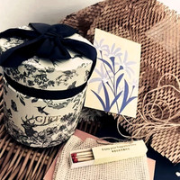Boîte cadeau cylindrique personnalisée bleue pour mariage avec ruban en forme de cœur