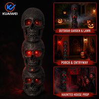 Décoration d'Halloween : Crâne Triple Empilé avec Yeux Rouges LED - Ornement en Résine Effrayant, Alimenté par Piles AA ou Énergie Solaire, Design Personnalisable pour
