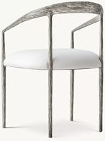 Sillón de Comedor Moderno Escultural con Brazos Curvos en Forma de C, Textura Martillada, Estructura de Metal Plateado y Cojín de Lino Blanco