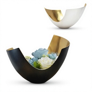 Bol décoratif moderne en résine noir et or, forme irrégulière, pour table, décoration intérieure, salon, cuisine. - Product Image 1
