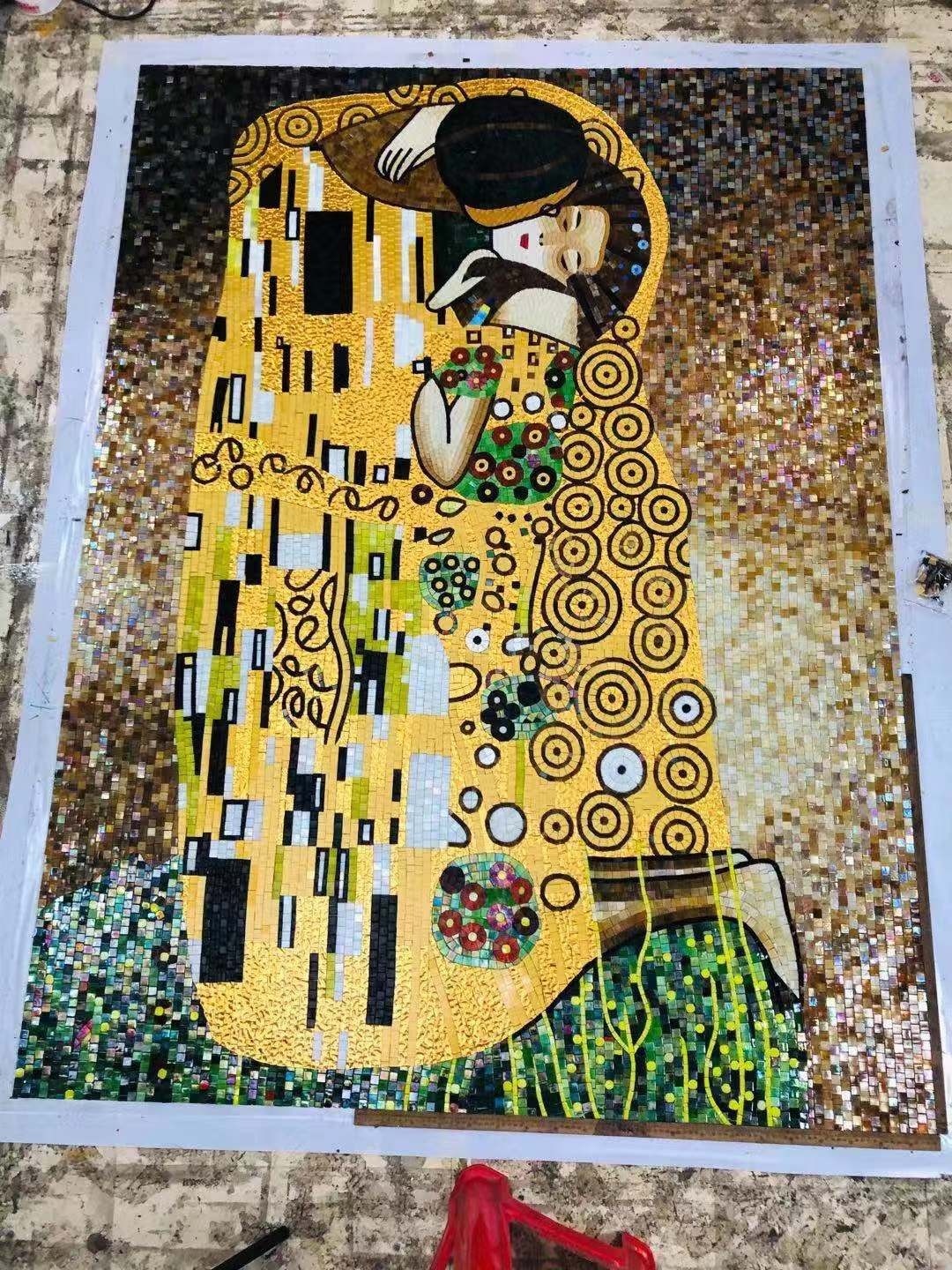 グスタフ・クリムトの「キス」、手作りガラスモザイクアートウォール