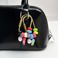 Breloque de sac colorée avec perles plates et rondes, perles enfilées à la main, fermoir en U, porte-clés, joli ornement de sac