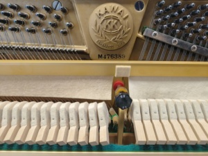 Piano acoustique droit d'occasion KU1B noir de qualité professionnelle japonaise avec mécanisme de style mécanique pour l'exportation en gros - Product Image 4