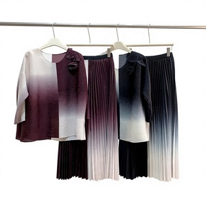Conjunto de Dos Piezas de Moda Otoñal con Degradado de Color, Camiseta de Cuello Redondo y Falda Larga con Pliegues Miyake, Entrega Rápida - Product Image 5