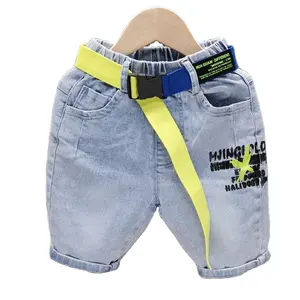 Produk penjualan laris celana Jin musim panas bergaya permintaan anak laki-laki cetak huruf dengan sabuk Fashion Korea