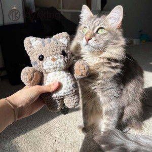 Juguete de Gato de Peluche Hecho a Mano - Adorable Gatito de Peluche con Hilo Suave, Lindo Regalo para Niños y Amantes de los Gatos, Amigurumi de Gato - Product Image 5