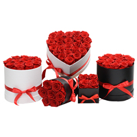 Boîte à fleurs ronde de luxe avec roses préservées, logo personnalisé noir et blanc, forme de chapeau personnalisée