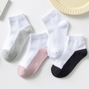 Chaussettes de printemps et d'automne résistantes à la saleté pour enfants Chaussettes courtes en coton Noir Blanc Étudiants Chaussettes pour enfants - Product Image 2