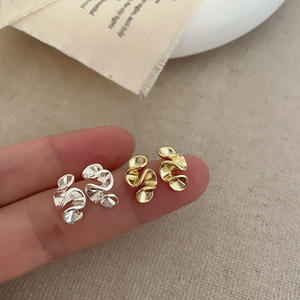 Pendientes de Flores Crema con Pliegues Mini Elegantes y Modernos, Pendientes de Moda de Lujo Ligero y Versátiles - Product Image 1