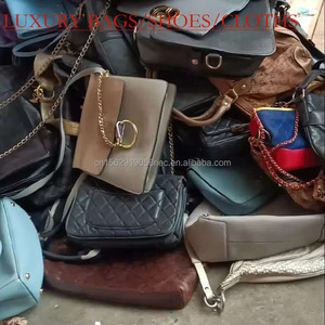 Sacs de mode d'occasion pour femmes d'Italie utilisés avec une longue sangle et un code de série brodé inclus - Product Image 1