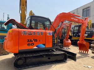 Excavatrice sur chenilles compacte Hitachi Zaxis60 d'occasion, 6 tonnes, moteur d'origine, système hydraulique fluide, lame de bulldozer attachée. - Product Image 1