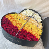 Boîte à fleurs de rose conservée en forme de cœur en carton rigide sur mesure