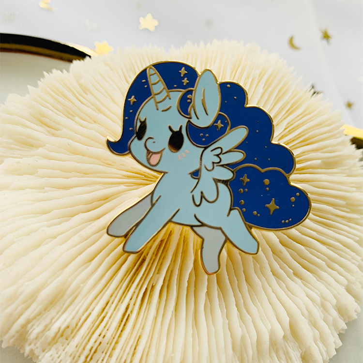 Оптовая продажа, изготовление подарков на заказ, производитель металлических изделий, жесткая булавка для лацканов, аниме значок, клатч-бабочка, мягкие эмалированные булавки