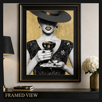 Impression sur toile d'art mural de portrait de femme à la mode en noir, blanc et or avec chapeau, lunettes et boisson pour la décoration intérieure de salon, de salle de séjour ou d'hôtel