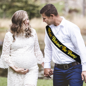 Fascia 'Man Behind the Bump' in Raso Nero con Lamina Dorata per Feste di Rivelazione del Sesso e Baby Shower - Product Image 4