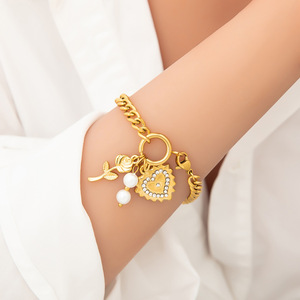 Bracelet fin à breloques plaqué or 18 carats avec pendentif fleur et cœur en perle, idéal pour le quotidien - Product Image 1